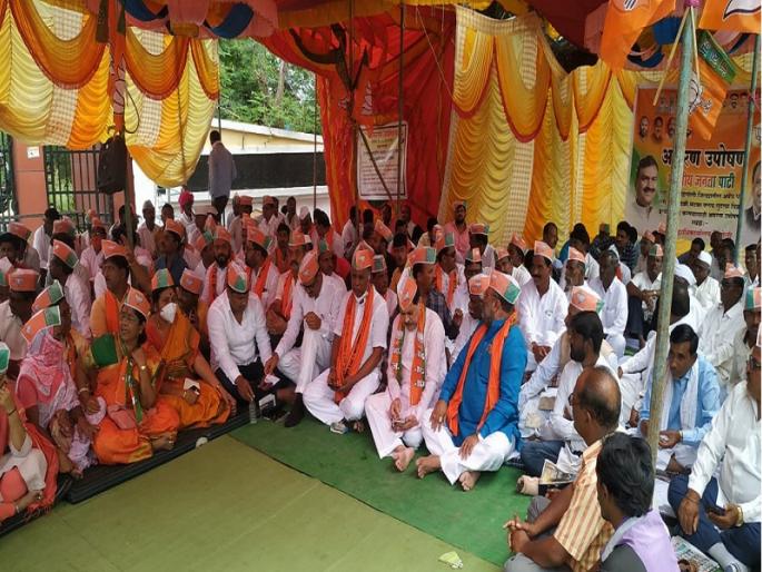 BJP and Sena throwing mud at each other over illegal trades In HIngoli | 'सत्तेतील आमदारांचेच अवैध धंदे' Vs 'बनावट दारू विकणारे आंदोलक कसे?'; भाजप- शिवसेनेची एकमेकांवर चिखलफेक BJP and Sena throwing mud at each other over illegal trades In HIngoli | 'सत्तेतील आमदारांचेच अवैध धंदे' Vs 'बनावट दारू विकणारे आंदोलक कसे?'; भाजप- शिवसेनेची एकमेकांवर चिखलफेक