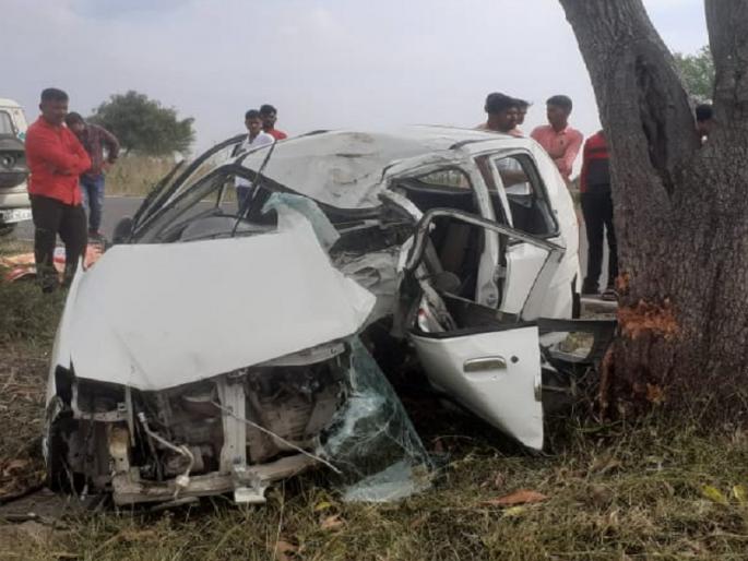 The couple left in time for the wedding, but killed in accident due to lost control of the car | लग्नकार्यासाठी पती-पत्नी वेळेत निघाले, मात्र कारवरील नियंत्रण सुटल्याने प्राणास मुकले The couple left in time for the wedding, but killed in accident due to lost control of the car | लग्नकार्यासाठी पती-पत्नी वेळेत निघाले, मात्र कारवरील नियंत्रण सुटल्याने प्राणास मुकले