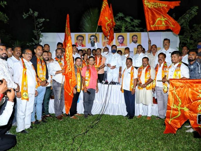 Shiv Sena's blast in Kalyan-Dombivali before BJP, gave a strong push to BJP and MNS | पालिका निवडणुकीपूर्वीच कल्याण-डोंबिवलीत शिवसेनेचा धमाका, भाजपा, मनसेला दिला जोरदार धक्का Shiv Sena's blast in Kalyan-Dombivali before BJP, gave a strong push to BJP and MNS | पालिका निवडणुकीपूर्वीच कल्याण-डोंबिवलीत शिवसेनेचा धमाका, भाजपा, मनसेला दिला जोरदार धक्का