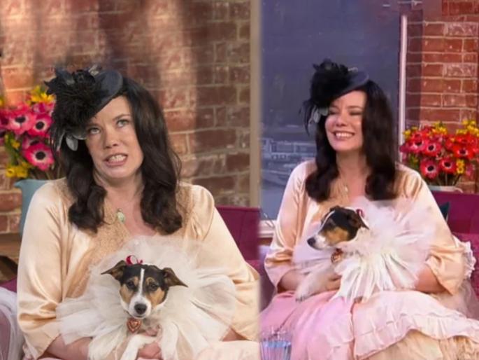 woman divorce her husband and marries with pet dog | बाबो! नवऱ्याला घटस्फोट देत हिनं कुत्र्याशी बांधली लग्नगाठ, म्हणते मी जगातील सर्वात आनंदी