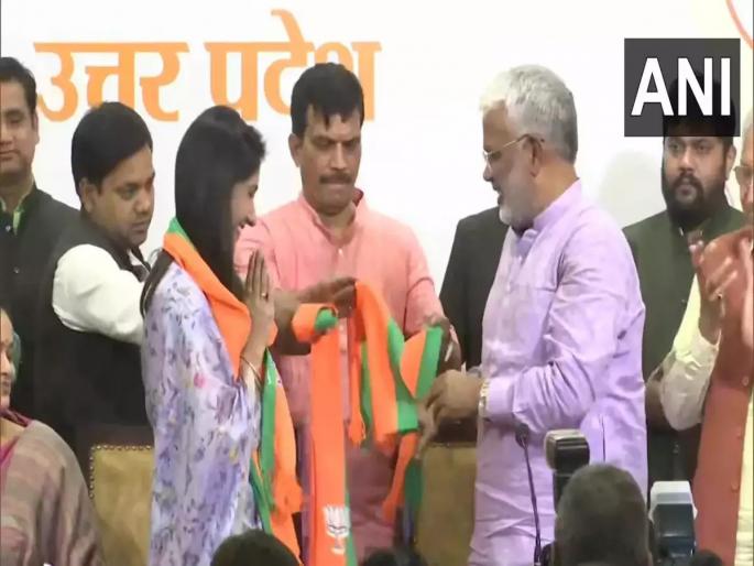 Big blow to Congress in Sonia Gandhi's stronghold, rebel MLA Aditi Singh from Rae Bareli Sadar joins BJP | सोनिया गांधींच्या बालेकिल्ल्यात काँग्रेसला मोठा धक्का, रायबरेली सदरमधील बंडखोर आमदार अदिती सिंह यांचा भाजपामध्ये प्रवेश