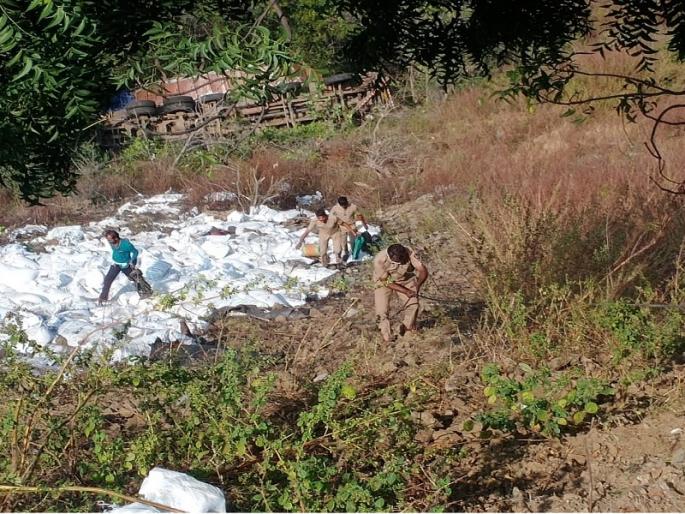 Accident in Dharur Ghat again; A truck with 300 quintals of sugar crashed into a ravine; Three seriously injured | धारूर घाटात पुन्हा अपघात; ३०० क्विंटल साखरेसह ट्रक दरीत कोसळला; तिघे गंभीर जखमी Accident in Dharur Ghat again; A truck with 300 quintals of sugar crashed into a ravine; Three seriously injured | धारूर घाटात पुन्हा अपघात; ३०० क्विंटल साखरेसह ट्रक दरीत कोसळला; तिघे गंभीर जखमी