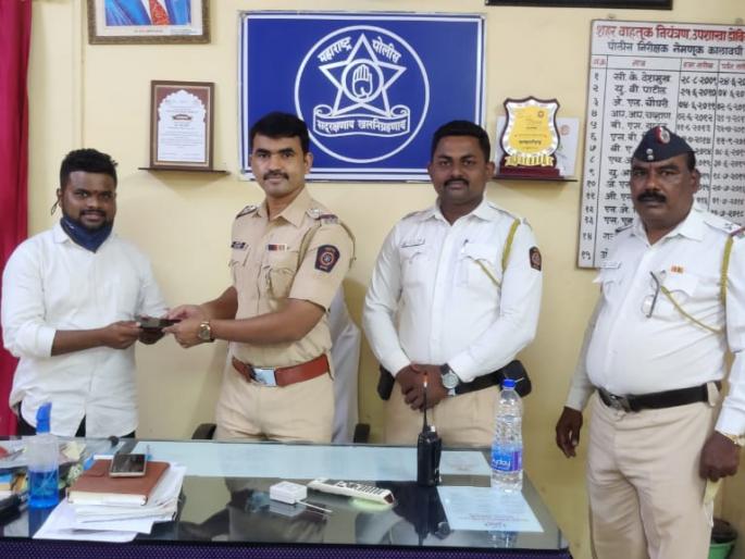 Police News: Due to the vigilance of the traffic police, Dr. Singh got his mobile back | Police News: वाहतूक पोलिसांच्या सतर्कतेमुळे डॉ.सिंग यांना परत मिळाला मोबाईल 