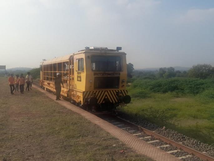 ..At last the train engine ran till the bridge, now the Beed Citizens are waiting for the train | ..अखेर कड्यापर्यंत रेल्वे इंजिन धावले, आता बीडकरांना प्रतीक्षा रेल्वेची ..At last the train engine ran till the bridge, now the Beed Citizens are waiting for the train | ..अखेर कड्यापर्यंत रेल्वे इंजिन धावले, आता बीडकरांना प्रतीक्षा रेल्वेची