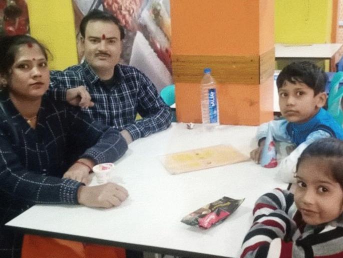 Heartbreaking! Parents, son and daughter, cremation on four on the same cheetah, the whole family died in that accident | हृदयद्रावक! आई-वडील, मुलगा मुलगी, एकाच चितेवर चौघांवर अंत्यसंस्कार, त्या अपघातानं संपूर्ण कुटुंबच संपवलं Heartbreaking! Parents, son and daughter, cremation on four on the same cheetah, the whole family died in that accident | हृदयद्रावक! आई-वडील, मुलगा मुलगी, एकाच चितेवर चौघांवर अंत्यसंस्कार, त्या अपघातानं संपूर्ण कुटुंबच संपवलं