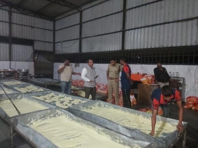 The company produce counterfeit khowa; 3000 kg fake khowa seized in kaij, company sealed | तेल आणि दुध पावडरपासून बनवायचे खवा; केजमध्ये ३ हजार किलो बनावट खवा जप्त, कंपनी सील The company produce counterfeit khowa; 3000 kg fake khowa seized in kaij, company sealed | तेल आणि दुध पावडरपासून बनवायचे खवा; केजमध्ये ३ हजार किलो बनावट खवा जप्त, कंपनी सील