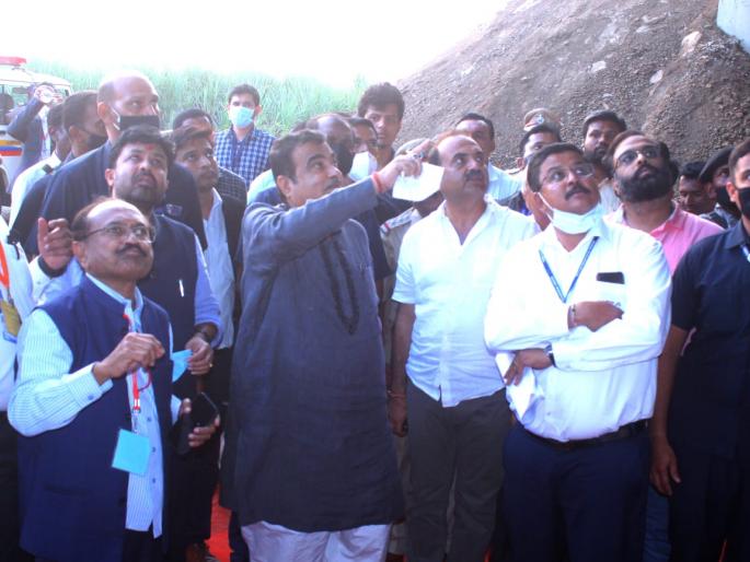 Union Minister for Road Transport and Highways Nitin Gadkari inspects the country's first low-cost, low-weight bridge in Latur. | कमी खर्चाचा, कमी वजनाचा देशातील पहिला पूल लातूरमध्ये, केंद्रीय रस्ते वाहतूक व महामार्ग मंत्री नितीन गडकरी यांनी केली पाहणी Union Minister for Road Transport and Highways Nitin Gadkari inspects the country's first low-cost, low-weight bridge in Latur. | कमी खर्चाचा, कमी वजनाचा देशातील पहिला पूल लातूरमध्ये, केंद्रीय रस्ते वाहतूक व महामार्ग मंत्री नितीन गडकरी यांनी केली पाहणी