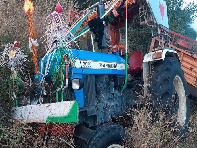 Now the limit is reached! Sand mafia hit tractor on revenue squad, talathi, Mandal officer injured | आता हद्द झाली ! वाळू माफियांनी महसूलच्या पथकावर ट्रॅक्टर घातले; तलाठी-मंडळ अधिकारी जखमी Now the limit is reached! Sand mafia hit tractor on revenue squad, talathi, Mandal officer injured | आता हद्द झाली ! वाळू माफियांनी महसूलच्या पथकावर ट्रॅक्टर घातले; तलाठी-मंडळ अधिकारी जखमी
