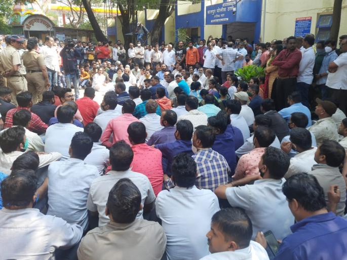 After the Murder of BJP Mandal president in Nashik, agitation in police station | नाशिकमध्ये भाजप मंडल अध्यक्षाच्या हत्येनंतर पेालीस ठाण्यात ठिय्या After the Murder of BJP Mandal president in Nashik, agitation in police station | नाशिकमध्ये भाजप मंडल अध्यक्षाच्या हत्येनंतर पेालीस ठाण्यात ठिय्या