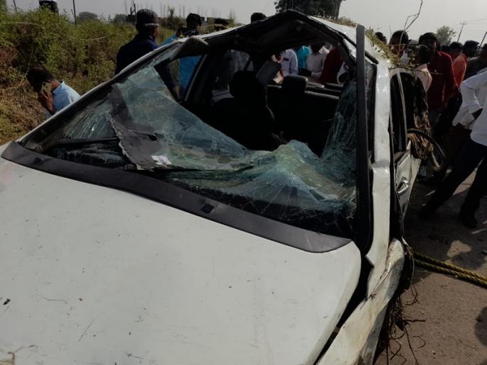 On the way to the Exam, the car hit an electric pole, killing three in the accident | परीक्षेला जाताना अपघातात तिघे ठार; दुचाकीला धडकेपासून वाचविताना कार खांब्यास धडकली