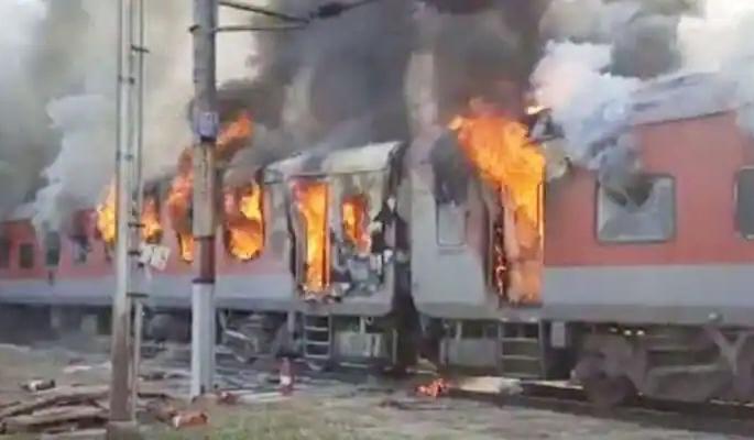 In Madhya Pradesh, a burning train, a running train caught fire and two coaches were destroyed | The Burning Train: मध्य प्रदेशात बर्निंग ट्रेन, धावत्या गाडीला आग लागून दोन डबे खाक In Madhya Pradesh, a burning train, a running train caught fire and two coaches were destroyed | The Burning Train: मध्य प्रदेशात बर्निंग ट्रेन, धावत्या गाडीला आग लागून दोन डबे खाक