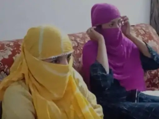 Left two wives for a third girl; Married as a Hindu to one and a Muslim to another | दोन बायकांना सोडून लागला तिसरीच्या मागे; एकीशी हिंदू तर दुसरीशी मुस्लिम बनून केलं लग्न Left two wives for a third girl; Married as a Hindu to one and a Muslim to another | दोन बायकांना सोडून लागला तिसरीच्या मागे; एकीशी हिंदू तर दुसरीशी मुस्लिम बनून केलं लग्न