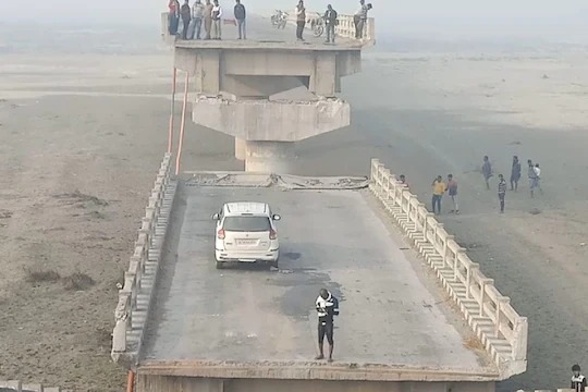 The bridge over the river broke while car was passing, fortunately a major accident was averted | भरधाव कार जात असताना मधून मोडून पडला नदीवरील ब्रिज, सुदैवाने टळली मोठी दुर्घटना The bridge over the river broke while car was passing, fortunately a major accident was averted | भरधाव कार जात असताना मधून मोडून पडला नदीवरील ब्रिज, सुदैवाने टळली मोठी दुर्घटना
