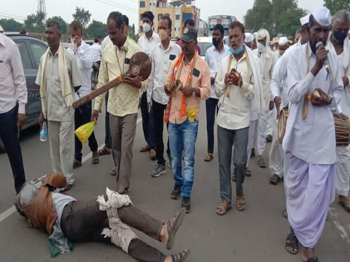 Lotangana agitation of farmers against MSEDCL in Ashti | आष्टीत महावितरणच्या विरोधात शेतकऱ्यांचे लोटांगण आंदोलन Lotangana agitation of farmers against MSEDCL in Ashti | आष्टीत महावितरणच्या विरोधात शेतकऱ्यांचे लोटांगण आंदोलन