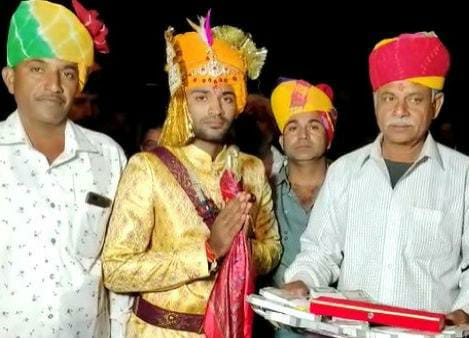 groom devendra singh returned amount of rs 5 lakh of tika ceremony in rajasthan | अनोखा आदर्श! स्वकर्तृत्वावर विश्वास ठेवा म्हणत तरुणाने परत केला तब्बल 5 लाखांचा हुंडा groom devendra singh returned amount of rs 5 lakh of tika ceremony in rajasthan | अनोखा आदर्श! स्वकर्तृत्वावर विश्वास ठेवा म्हणत तरुणाने परत केला तब्बल 5 लाखांचा हुंडा