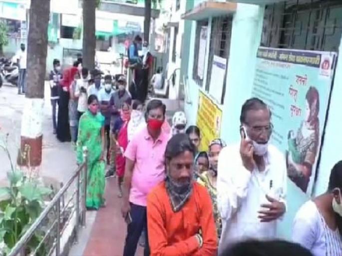 Omicron Variant fear; Nandedkars Queues for corona vaccination | Omicron Variant : ओमायक्राॅनची धास्ती; नांदेडकरांच्या लसीकरणासाठी रांगा Omicron Variant fear; Nandedkars Queues for corona vaccination | Omicron Variant : ओमायक्राॅनची धास्ती; नांदेडकरांच्या लसीकरणासाठी रांगा