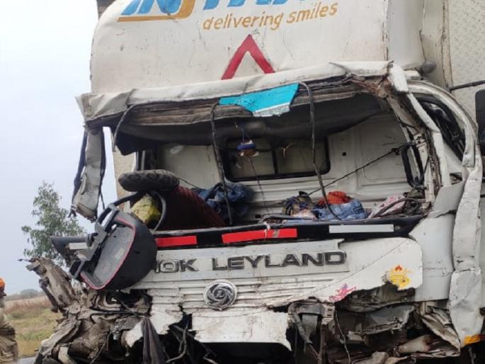 A loaded container collided with a vertical truck; The driver died on the spot | उभ्या ट्रकवर भरधाव कंटेनर आदळला; चालकाचा जागीच मृत्यू A loaded container collided with a vertical truck; The driver died on the spot | उभ्या ट्रकवर भरधाव कंटेनर आदळला; चालकाचा जागीच मृत्यू
