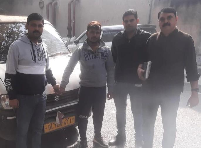 Crime News man stabbed with knife and robbed purse for not getting film ticket of salman khan movie | खळबळजनक! सलमान खानच्या चित्रपटाचं तिकीट देण्यास नकार दिल्याने 'तो' संतापला, चाकूहल्ला केला Crime News man stabbed with knife and robbed purse for not getting film ticket of salman khan movie | खळबळजनक! सलमान खानच्या चित्रपटाचं तिकीट देण्यास नकार दिल्याने 'तो' संतापला, चाकूहल्ला केला