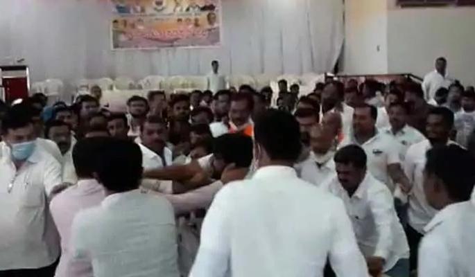 BJP Factions Fist Fight In Meeting For Karnataka Council Polls | तुफान राडा! भाजपाच्या बैठकीत दोन गट भिडले; एकमेकांच्या जीवावर उठले, लाथाबुक्क्यांनी मारहाण BJP Factions Fist Fight In Meeting For Karnataka Council Polls | तुफान राडा! भाजपाच्या बैठकीत दोन गट भिडले; एकमेकांच्या जीवावर उठले, लाथाबुक्क्यांनी मारहाण