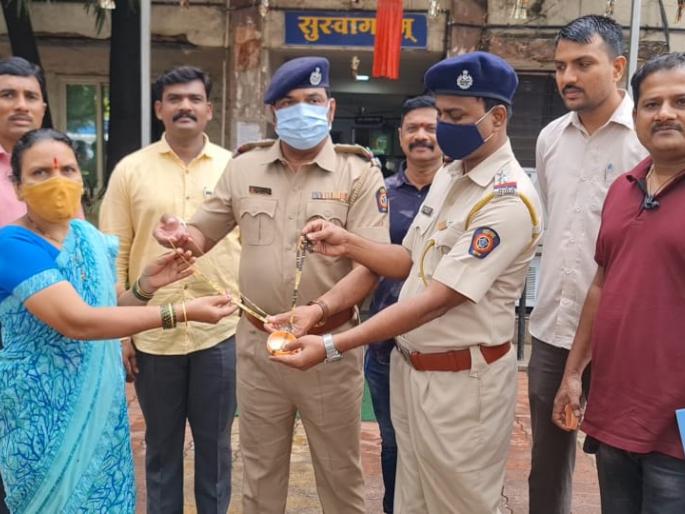 Within an hour the woman returned the jewelry; The jewelry was forgotten in the rickshaw | अवघ्या तासाभरात महिलेला परत मिळाले दागिने; रिक्षात विसरला होता ऐवज Within an hour the woman returned the jewelry; The jewelry was forgotten in the rickshaw | अवघ्या तासाभरात महिलेला परत मिळाले दागिने; रिक्षात विसरला होता ऐवज