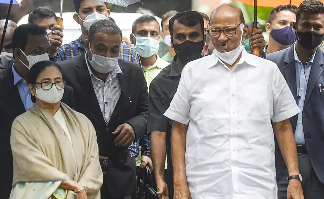 Where is the UPA now? Mamata Banerjee's question; Discussion with Sharad Pawar about options | ‘यूपीए’ आता आहेच कुठे ? ममता बॅनर्जींचा सवाल; शरद पवार यांच्याशी पर्यायांविषयी चर्चा