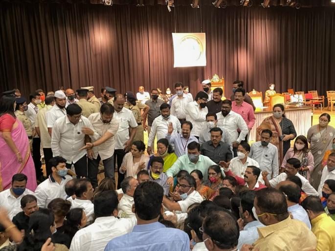 BJP-Shiv Sena Corporators clashed in Mumbai Municipal Corporation Meeting | मुंबई महापालिका सभागृहात राडा, भाजप-शिवसेनेचे नगरसेवक भिडले