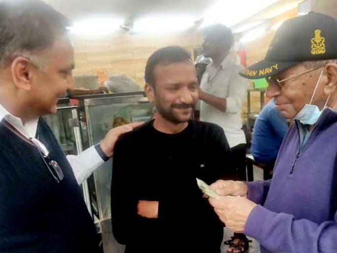 Coming to India from the US, he gave a loan of Rs 28 from 68 years ago and gave Rs 10,000 to a shopkeeper | अमेरिकेतून भारतात येत त्यांनी दिली ६८ वर्षांपूर्वीची २८ रुपयांची उधारी, दुकानदाराला तब्बल १० हजार रुपये दिले