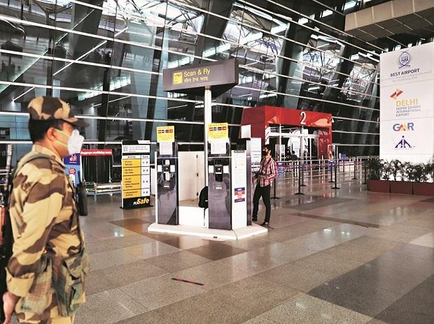 Coronavirus: test of 500 people in contact with 2 patients of Omicron Variant, coronavirus infection in 5 patients | Coronavirus: ओमायक्रॉनच्या 2 रुग्णांच्या संपर्कातील 500 जणांची चाचणी, पाच जणांना कोरोनाची बाधा Coronavirus: test of 500 people in contact with 2 patients of Omicron Variant, coronavirus infection in 5 patients | Coronavirus: ओमायक्रॉनच्या 2 रुग्णांच्या संपर्कातील 500 जणांची चाचणी, पाच जणांना कोरोनाची बाधा