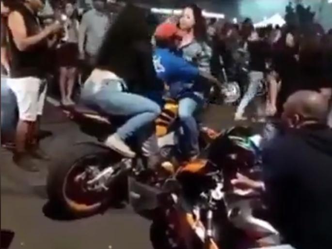 young man doing stunt to impress young ladies falls down funny video goes viral | तरुणींना इम्प्रेस करायला स्टंट करायला गेला, असा तोंडावर आपटला की केली स्वत:चीच फजिती young man doing stunt to impress young ladies falls down funny video goes viral | तरुणींना इम्प्रेस करायला स्टंट करायला गेला, असा तोंडावर आपटला की केली स्वत:चीच फजिती