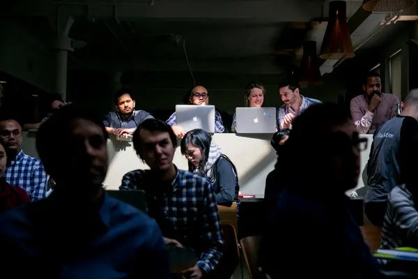 The company fired 900 employees from Zoom Call, a shocking reason | झूम कॉलवरूनच कंपनीने ९०० कर्मचाऱ्यांना नोकरीवरून काढले, धक्कादायक कारण समोर आले The company fired 900 employees from Zoom Call, a shocking reason | झूम कॉलवरूनच कंपनीने ९०० कर्मचाऱ्यांना नोकरीवरून काढले, धक्कादायक कारण समोर आले