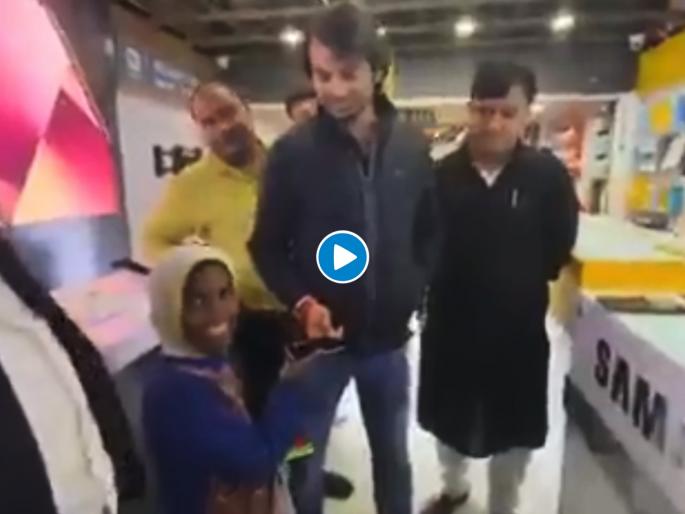 Video Tej Pratap Yadav bought iphone for girl who selling pen on street at patna | Video - रस्त्यावर पेन विकणाऱ्या चिमुकलीला तेज प्रताप यादव यांनी गिफ्ट केला थेट iPhone Video Tej Pratap Yadav bought iphone for girl who selling pen on street at patna | Video - रस्त्यावर पेन विकणाऱ्या चिमुकलीला तेज प्रताप यादव यांनी गिफ्ट केला थेट iPhone