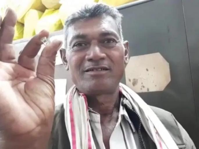 During the excavation, the fate of the laborer changed in an instant, a precious diamond was found in the mine, the price was Rs. 60 lakhs | खोदकाम करताना क्षणार्धात बदलले मजुराचे नशीब, खाणीत सापडला मोल्यवान हिरा, किंमत तब्बल ६० लाख रुपये
