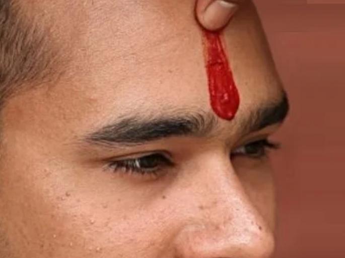 Priest's beating of Divyanga as tika put on head, shocking incident took place in the temple | टिळा लावला म्हणून पुजाऱ्याची दिव्यांगाला मारहाण, मंदिरात घडली धक्कादायक प्रकार Priest's beating of Divyanga as tika put on head, shocking incident took place in the temple | टिळा लावला म्हणून पुजाऱ्याची दिव्यांगाला मारहाण, मंदिरात घडली धक्कादायक प्रकार