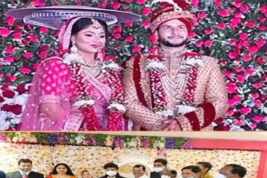 Crime News shivpuri ips narendra singh rawat wedding thieves took away jewelry and cash amid marriage | बापरे! पोलीस अधिकाऱ्याच्या लग्नात चोरांनी मारला डल्ला; सोन्याचे दागिने, पैसे केले लंपास Crime News shivpuri ips narendra singh rawat wedding thieves took away jewelry and cash amid marriage | बापरे! पोलीस अधिकाऱ्याच्या लग्नात चोरांनी मारला डल्ला; सोन्याचे दागिने, पैसे केले लंपास