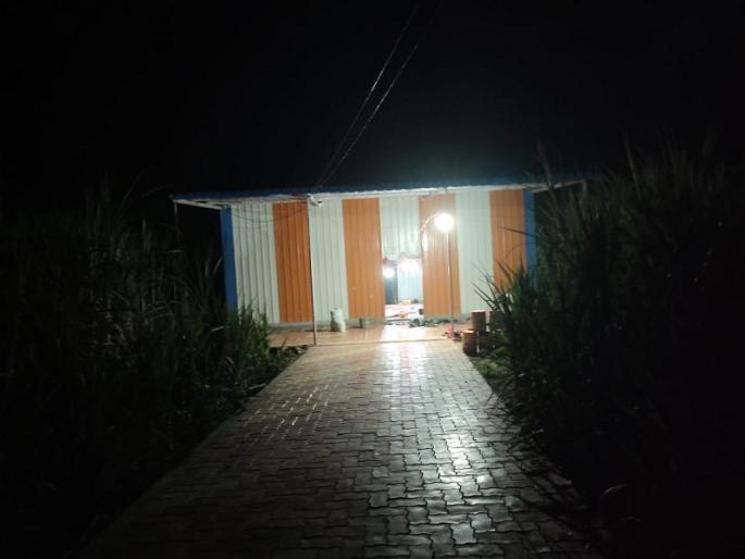 The main door is one but three to escape! Ruling party official's gambling set up at farm demolished by police | मुख्य दार एकच पण पळायचे तीन ! सत्ताधारी पक्षाच्या पदाधिकाऱ्याचा शेतातील जुगार अड्डा उद्धवस्त The main door is one but three to escape! Ruling party official's gambling set up at farm demolished by police | मुख्य दार एकच पण पळायचे तीन ! सत्ताधारी पक्षाच्या पदाधिकाऱ्याचा शेतातील जुगार अड्डा उद्धवस्त