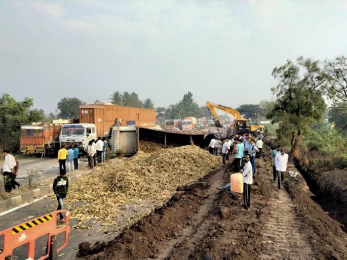 The sugarcane truck overturned after hitting the container; Aurangabad-Nagar highway blocked for three hours | कंटेनरच्या धडकेनंतर उसाचा ट्रक उलटला; औरंगाबाद-नगर महामार्ग तीन तास ठप्प The sugarcane truck overturned after hitting the container; Aurangabad-Nagar highway blocked for three hours | कंटेनरच्या धडकेनंतर उसाचा ट्रक उलटला; औरंगाबाद-नगर महामार्ग तीन तास ठप्प