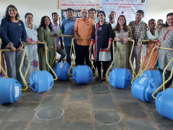 The problem of carrying water on the head and shoulders of tribal women has been solved! Innovative venture of Rotary Club in Palghar district | आदिवासी महिलांचा डोक्यावरून पाणी वाहून नेण्याचा प्रश्न सुटला! रोटरी क्लबचा पालघर जिल्ह्यात अभिनव उपक्रम The problem of carrying water on the head and shoulders of tribal women has been solved! Innovative venture of Rotary Club in Palghar district | आदिवासी महिलांचा डोक्यावरून पाणी वाहून नेण्याचा प्रश्न सुटला! रोटरी क्लबचा पालघर जिल्ह्यात अभिनव उपक्रम
