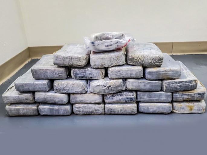 man in florida found drugs worth of 7 crore returns to police | समुद्रात मजामस्ती करत असताना सापडला ७ कोटींचा खजिना, आतील मुद्देमाल पाहुन बसला धक्का man in florida found drugs worth of 7 crore returns to police | समुद्रात मजामस्ती करत असताना सापडला ७ कोटींचा खजिना, आतील मुद्देमाल पाहुन बसला धक्का