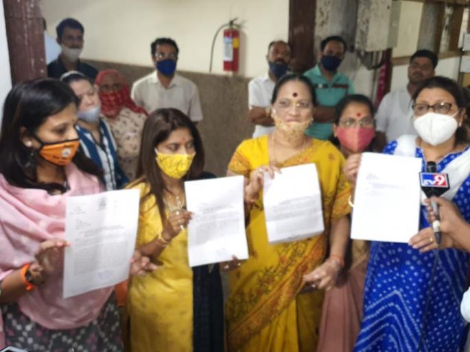 Shiv Sena has lodged a written complaint against BJP corporator for pushing and molest | भाजपा नगरसेविकांनी केलेल्या धक्काबुक्की, विनयभंगाची शिवसेनेने केली लेखी तक्रार Shiv Sena has lodged a written complaint against BJP corporator for pushing and molest | भाजपा नगरसेविकांनी केलेल्या धक्काबुक्की, विनयभंगाची शिवसेनेने केली लेखी तक्रार