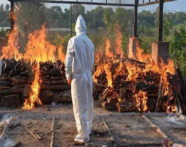 Corona Virus cremated by borrowing money from daughter | आपलेही झाले परके! कोरोनामुळे पत्नीचा मृत्यू, मुलाने फिरवली पाठ; पतीने पैसे उधार घेऊन केले अंत्यसंस्कार