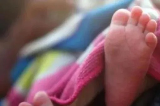 A newborn baby born of an immoral relationship was wrapped in a bag and left in a running train by the mother | Video : अनैतिक संबंधातून जन्मलेलं नवजात बाळ आईने धावत्या लोकलमध्ये पिशवीत गुंडाळून ठेवलं 