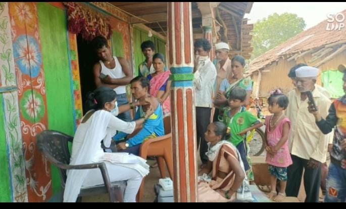 Corona Vaccine Health team of Thane Zilla Parishad vaccinated Dapurmal after traveling 16 km on foot | कौतुकास्पद! 16 किमीचा पायी प्रवास करत ठाणे जिल्हा परिषदेच्या आरोग्य पथकाने केले दापूरमाळचे लसीकरण Corona Vaccine Health team of Thane Zilla Parishad vaccinated Dapurmal after traveling 16 km on foot | कौतुकास्पद! 16 किमीचा पायी प्रवास करत ठाणे जिल्हा परिषदेच्या आरोग्य पथकाने केले दापूरमाळचे लसीकरण
