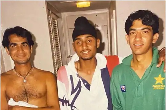 Harbhajan Singh shared a photo of himself in the Under-19 team, he said, show him ... | हरभजन सिंगने शेअर केला अंडर-१९ संघात असतानाचा फोटो, म्हणाला, यांना ओळखून दाखवाच...