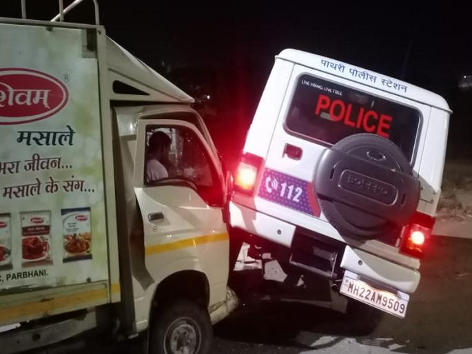 Thrilling! Drunk tempo driver hits police patroling jeep | थरारक ! दारूच्या नशेत टेम्पो चालकाची पोलिसांच्या पेट्रोलिंग जीपला धडक Thrilling! Drunk tempo driver hits police patroling jeep | थरारक ! दारूच्या नशेत टेम्पो चालकाची पोलिसांच्या पेट्रोलिंग जीपला धडक