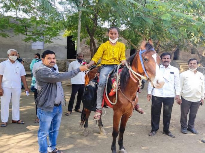 modern Queen of Jhansi! Due to ST strike, the girl student's daily 10 km horse riding for school | आधुनिक झाशीची राणी ! एसटी संपामुळे विद्यार्थिनीची शाळेसाठी दररोज १० किमीची घोडेस्वारी modern Queen of Jhansi! Due to ST strike, the girl student's daily 10 km horse riding for school | आधुनिक झाशीची राणी ! एसटी संपामुळे विद्यार्थिनीची शाळेसाठी दररोज १० किमीची घोडेस्वारी