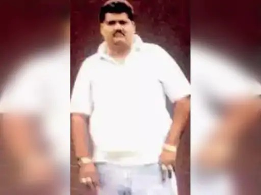 Gangster Suresh Pujari brought by maharashtra ATS to Mumbai from delhi | अखेर कुख्यात गँगस्टरला मुंबईत आणले, एकेकाळी रवी पुजारी, छोटा राजनचा हस्तक असलेल्या सुरेश पुजारीकडे होते ८ पासपोर्ट Gangster Suresh Pujari brought by maharashtra ATS to Mumbai from delhi | अखेर कुख्यात गँगस्टरला मुंबईत आणले, एकेकाळी रवी पुजारी, छोटा राजनचा हस्तक असलेल्या सुरेश पुजारीकडे होते ८ पासपोर्ट