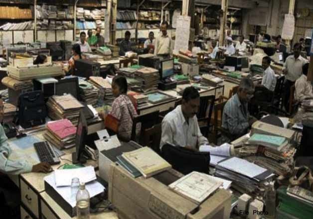 36 years job under fake name, will retire on 31st December; But before that, there was a scuffle | तब्बल ३६ वर्षे दुसऱ्याच्या नावाने नोकरी, येत्या ३१ डिसेंबरला होणार निवृत्त; मात्र त्यापूर्वीच झाला भांडाफोड