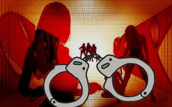 Pornographic message sent from fake ID, police arrest honeytrap through complainant woman | फेक आयडीवरून पाठवायचा अश्लील मेसेज, पोलिसांनी तक्रारदार महिलेच्या माध्यमातूनच हनिट्रॅप लावत केली अटक    