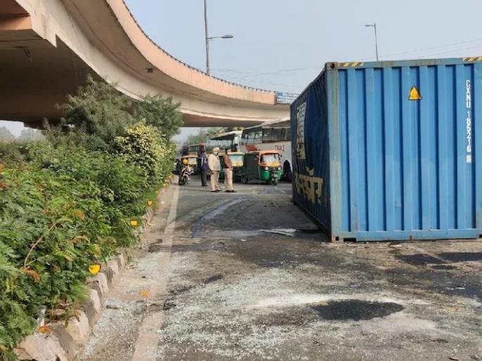 Accident: Four persons were killed on the spot when a container overturned on an autorickshaw | Accident: ऑटोरिक्षावर कंटेनर उलटून भीषण अपघात, रिक्षासह चार जणांचा जागीच चेंदामेंदा Accident: Four persons were killed on the spot when a container overturned on an autorickshaw | Accident: ऑटोरिक्षावर कंटेनर उलटून भीषण अपघात, रिक्षासह चार जणांचा जागीच चेंदामेंदा