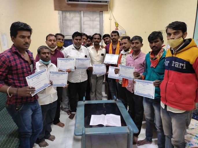 Support of villagers for young man in the fight against cancer ; Many rushed for financial aid and blood donation | कॅन्सरविरुद्धच्या लढ्यासाठी तरुणाला गावकऱ्यांची साथ; आर्थिक मदत, रक्तदानासाठी अनेक जण सरसावले Support of villagers for young man in the fight against cancer ; Many rushed for financial aid and blood donation | कॅन्सरविरुद्धच्या लढ्यासाठी तरुणाला गावकऱ्यांची साथ; आर्थिक मदत, रक्तदानासाठी अनेक जण सरसावले